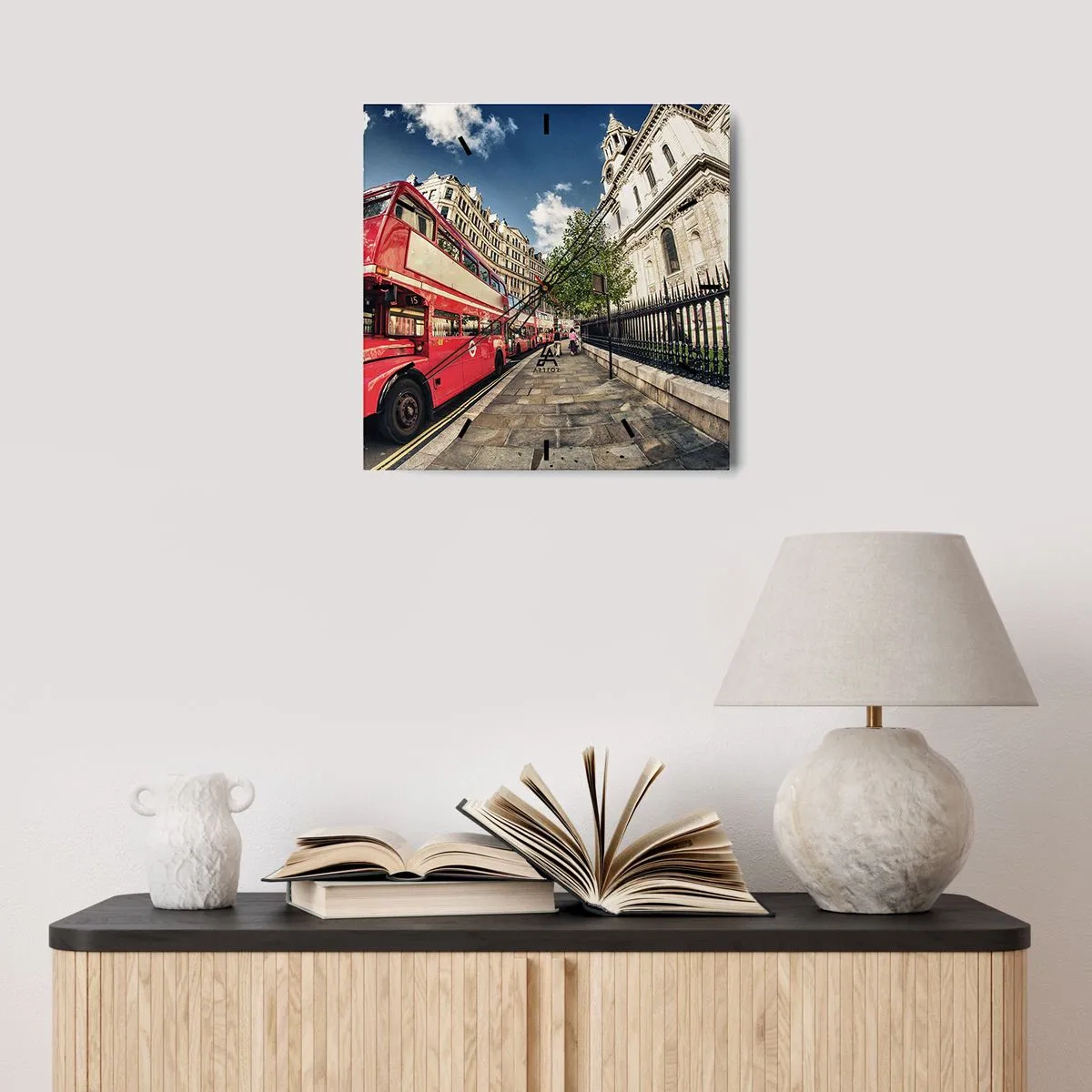 Ceas de perete - Ceas pe sticlă - Stradă din Londra în gri și roșu - 30x30 cm
