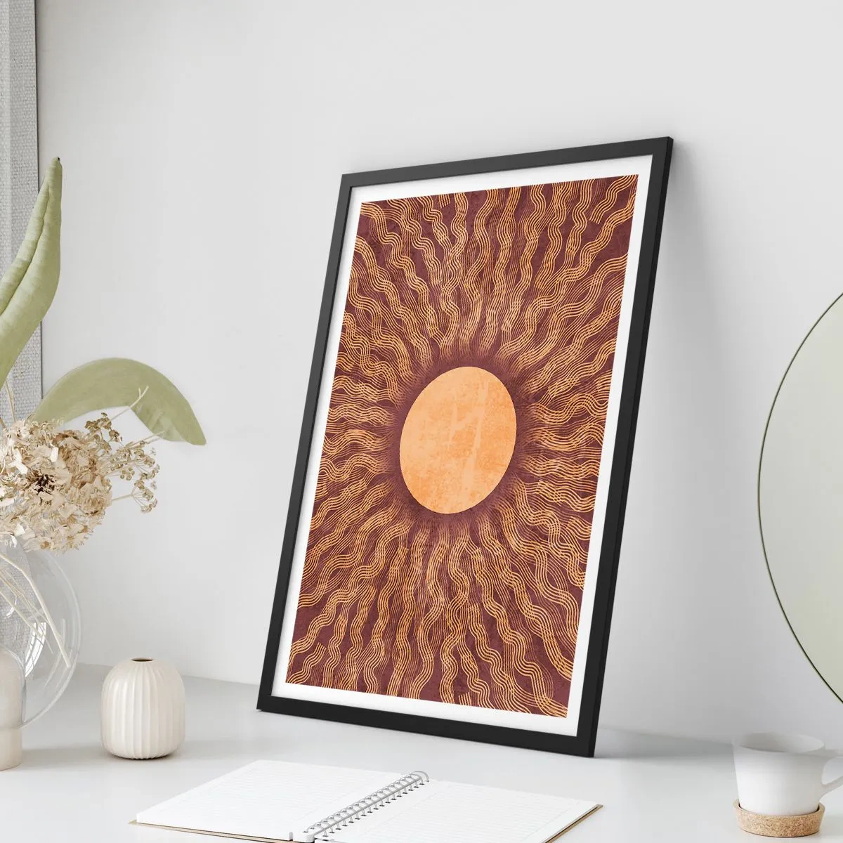 Poster în ramă neagră - Soare stilizat cu raze în nuanțe de auriu și maro - 50x70cm - Icoana soarelui - Decorațiune modernă pentru perete pentru living și dormitor ARTTOR