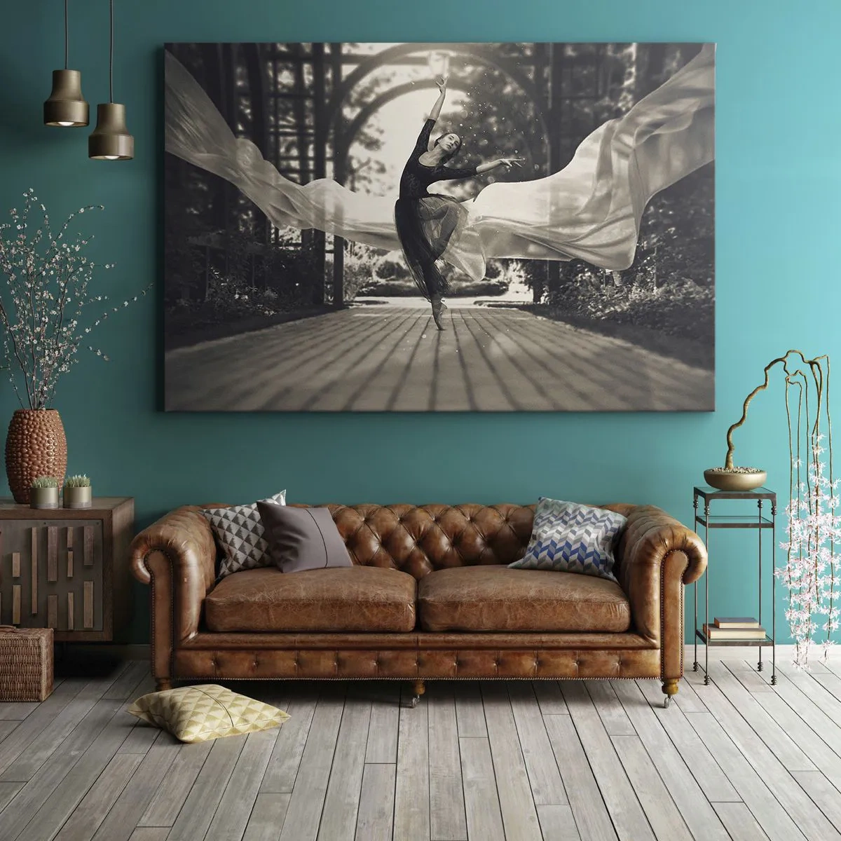 Tablou pe pânză Canvas - O dansatoare într-o rochie lejeră execută o săritură pe fundalul unei grădini alb-negru. - 70x50cm - Dansul spiritului de grădină - Decorațiune modernă pentru perete pentru living și dormitor ARTTOR