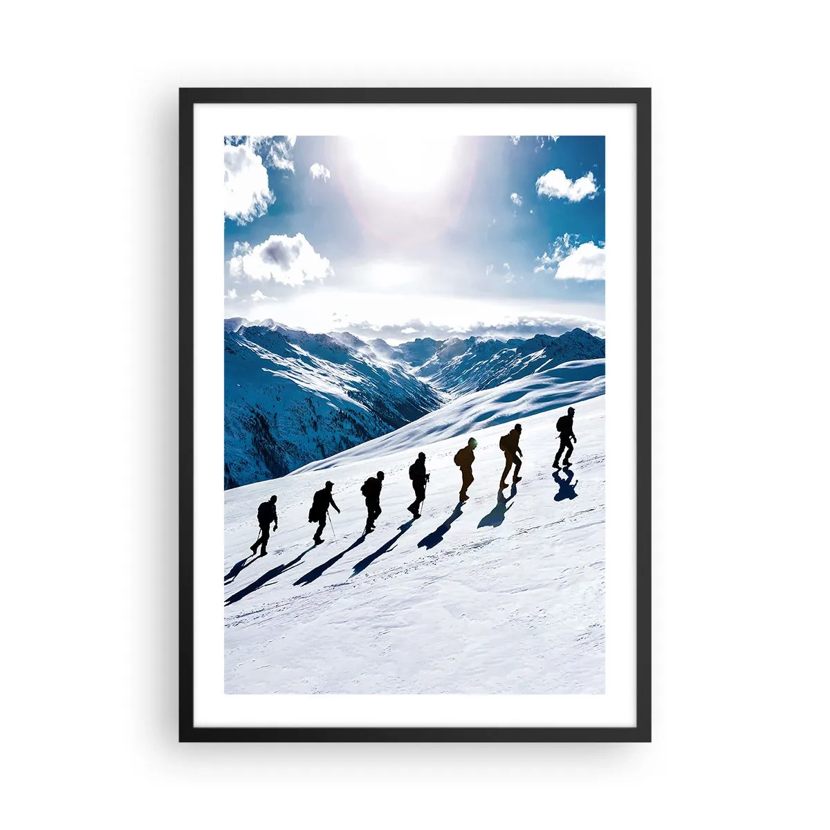 Poster în ramă neagră - Excursioniști pe o pantă de munte acoperită de zăpadă, în plin soare - 50x70cm - Echipa câștigătoare - Decorațiune modernă pentru perete pentru living și dormitor ARTTOR