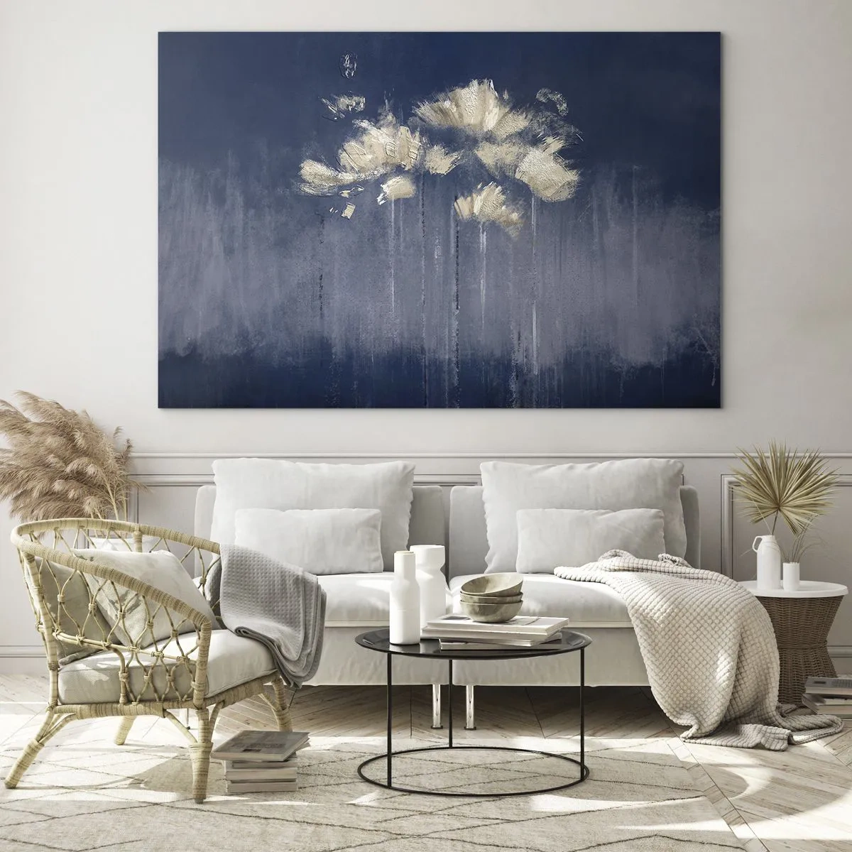Tablou pe sticlă - Aranjament floral abstract auriu pe fundal bleumarin - 70x50cm - Ca petalele în vânt - Decorațiune modernă pentru perete pentru living și dormitor ARTTOR