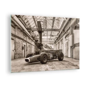 Tablou pe sticlă - O mașină de curse de epocă într-o hală industrială - 70x50cm - Odihna învingătorului - Decorațiune modernă pentru perete pentru living și dormitor ARTTOR