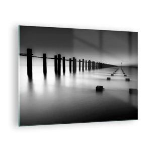 Tablou pe sticlă - Un dig minimalist alb-negru pe ape calme - 70x50cm - În depărtare gri în ceață - Decorațiune modernă pentru perete pentru living și dormitor ARTTOR
