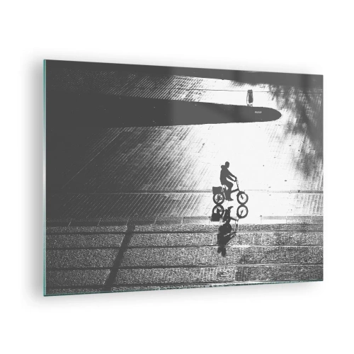 Tablou pe sticlă - Bărbat mergând cu bicicleta prin oraș, reflexie în apă, fotografie alb-negru - 70x50cm - Înainte, prin oraș - Decorațiune modernă pentru perete pentru living și dormitor ARTTOR