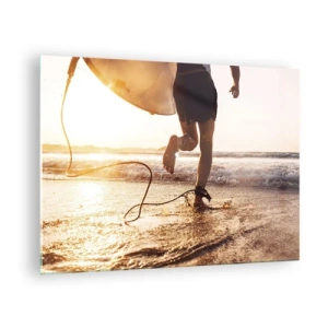 Tablou pe sticlă - Un surfer aleargă cu placa sa de-a lungul plajei la apus. - 70x50cm - Pentru a întâmpina valul - Decorațiune modernă pentru perete pentru living și dormitor ARTTOR