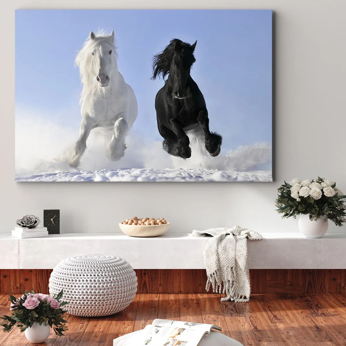 Tablou pe pânză Canvas - Un cal alb și unul negru galopând prin zăpadă - 70x50cm - Galop de alb și negru - Decorațiune modernă pentru perete pentru living și dormitor ARTTOR