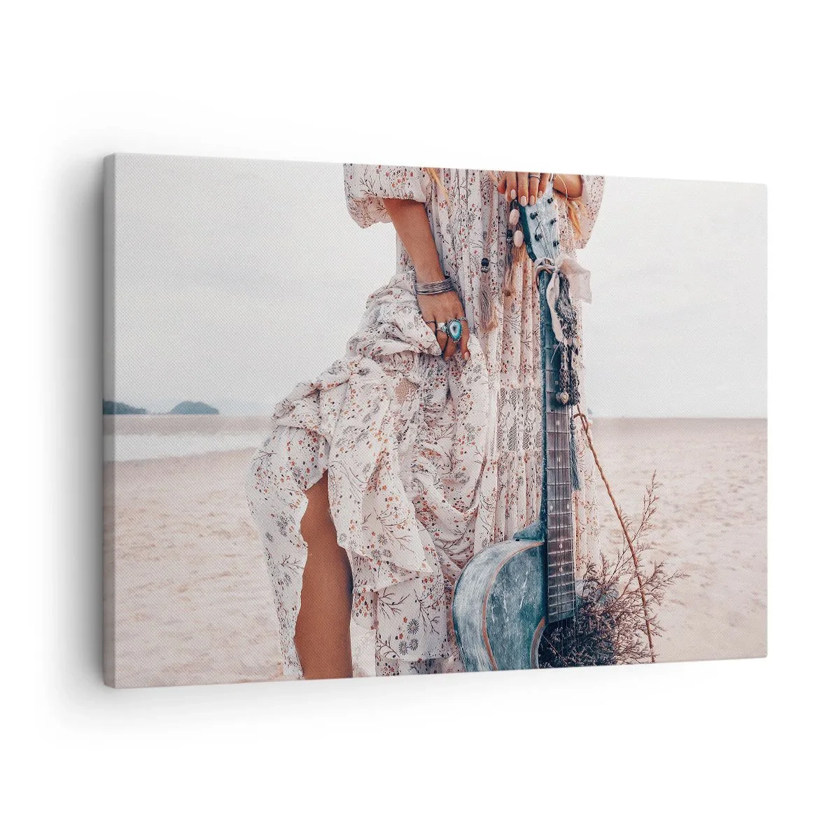 Tablou pe pânză Canvas - Femeie în stil boho cu chitară pe plajă - 70x50cm - Hippie pe drum - Decorațiune modernă pentru perete pentru living și dormitor ARTTOR