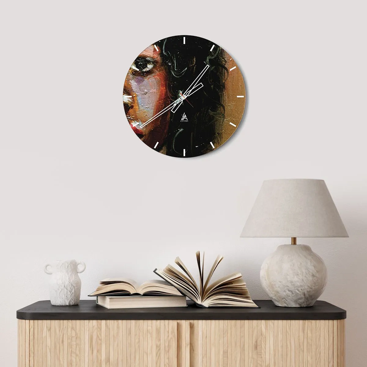 Ceas de perete - Ceas pe sticlă - Un fragment dintr-un portret de femeie pictat cu o textură groasă de vopsea în ulei. - 30x30cm - Negru și strălucire - Decorațiune modernă pentru perete pentru living, bucătărie și dormitor ARTTOR