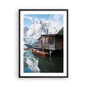 Poster în ramă neagră - Casă de lemn pe un lac de munte - 50x70cm - Dimineață cristalină de munte - Decorațiune modernă pentru perete pentru living și dormitor ARTTOR