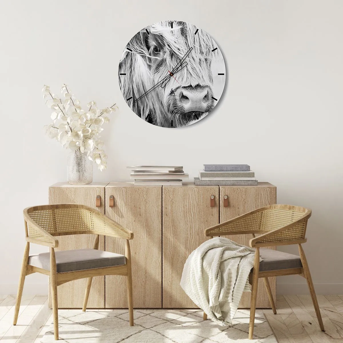 Ceas de perete - Ceas pe sticlă - Portretul unei vite scoțiene cu păr lung, în alb și negru - 30x30cm - Sălbăticie scoțiană - Decorațiune modernă pentru perete pentru living, bucătărie și dormitor ARTTOR