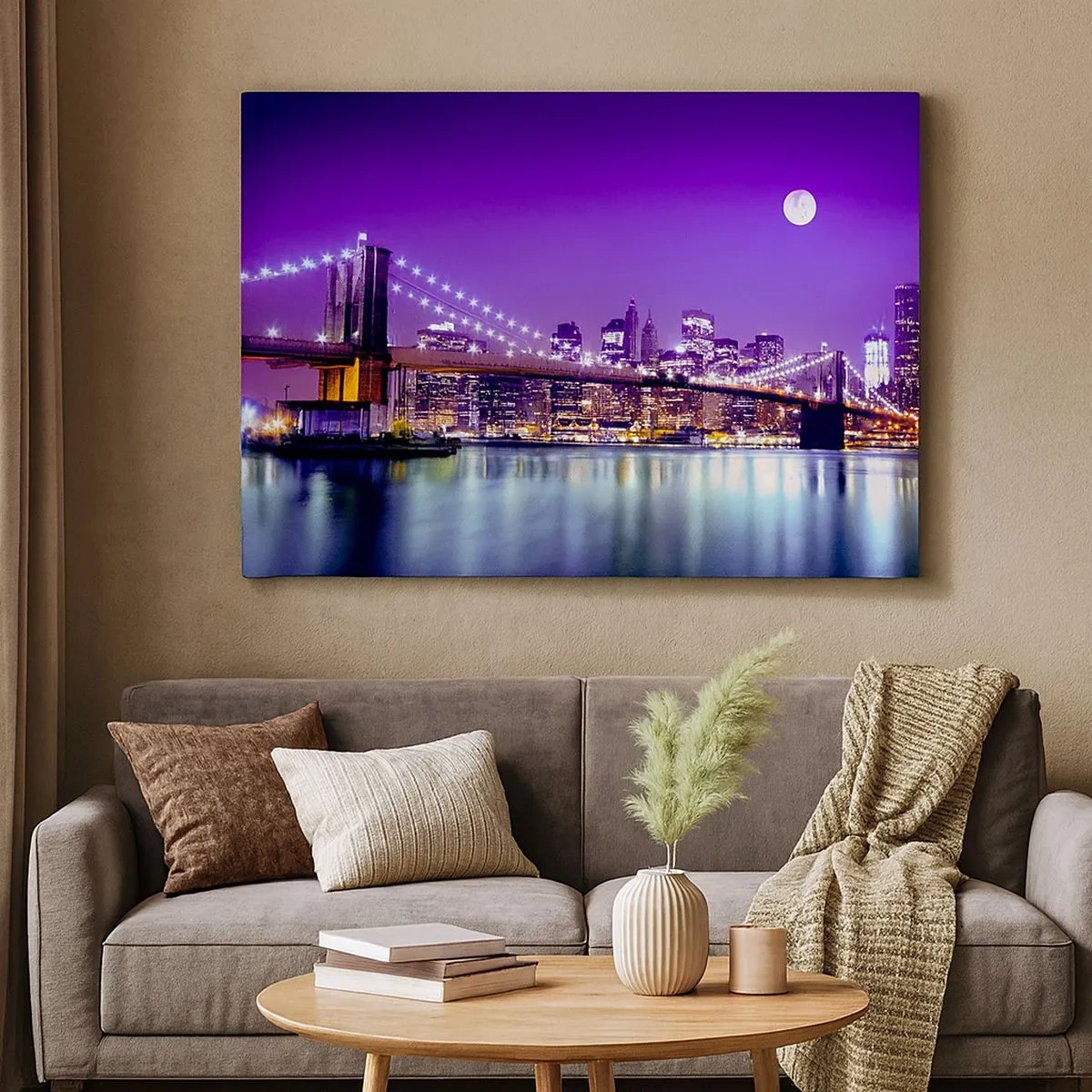 Tablou pe pânză Canvas - Podul Brooklyn noaptea, cu orașul iluminat și lună plină - 70x50cm - Luminile marelui oraș în mov - Decorațiune modernă pentru perete pentru living și dormitor ARTTOR