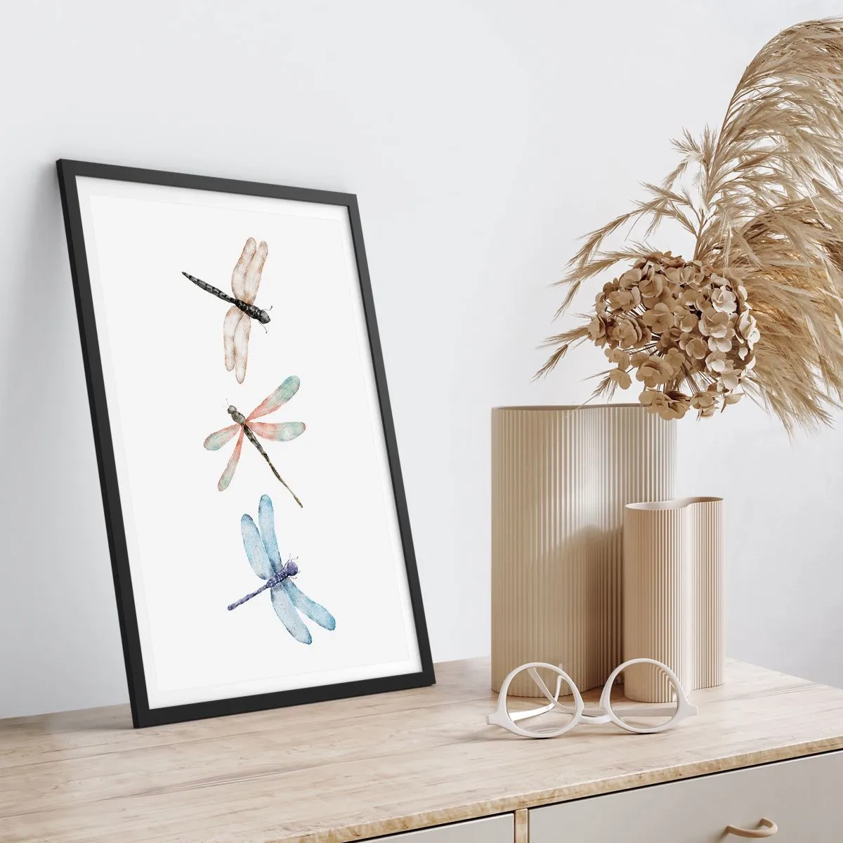 Poster în ramă neagră - Trei libelule pictate în acuarelă - 50x70cm - Libelule imponderabile - Decorațiune modernă pentru perete pentru living și dormitor ARTTOR