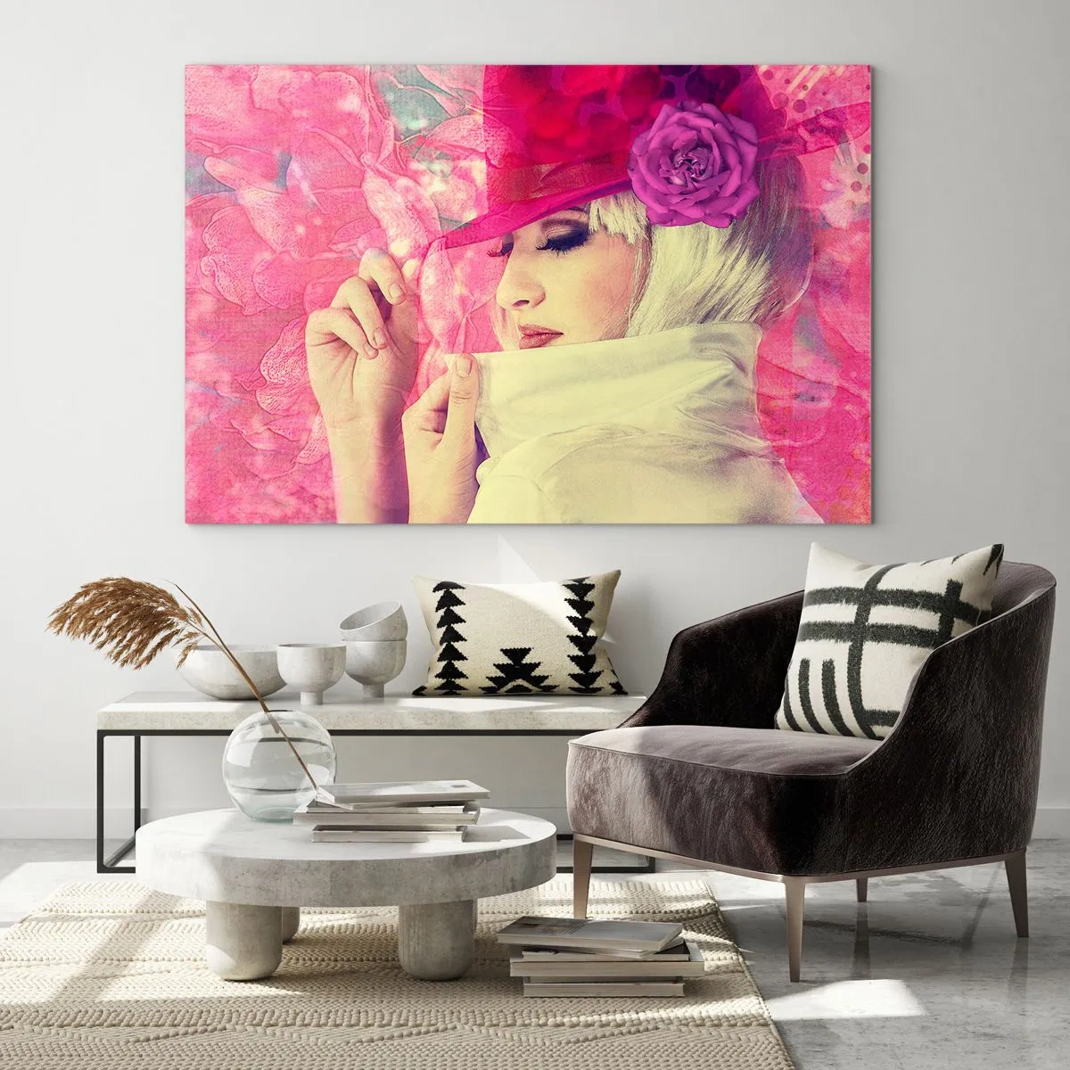 Tablou pe sticlă - Ilustrație a unei femei cu o pălărie roz și o floare în fundal - 70x50cm - Portret retro în roz - Decorațiune modernă pentru perete pentru living și dormitor ARTTOR