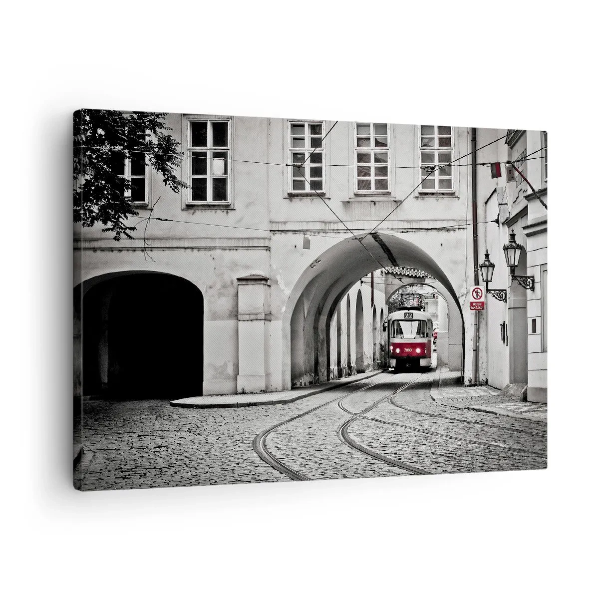 Tablou pe pânză Canvas - Un tramvai alb-negru pe o stradă istorică a orașului - 70x50cm - Printr-un labirint urban - Decorațiune modernă pentru perete pentru living și dormitor ARTTOR