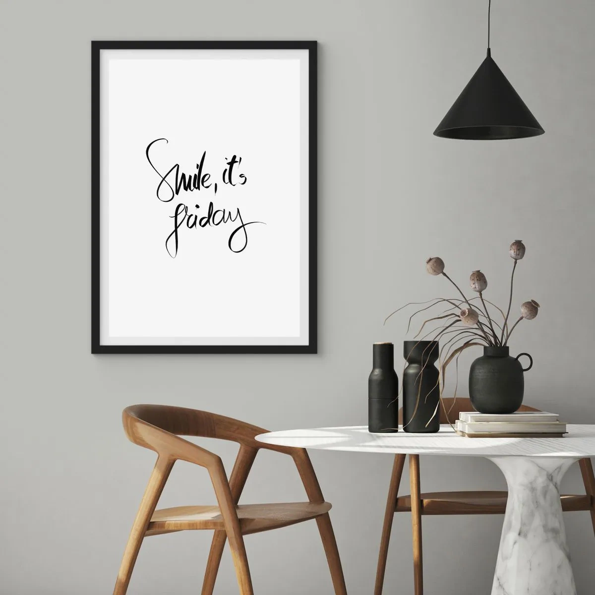 Poster în ramă neagră - Inscripția Zâmbește, e vineri cu negru pe fundal alb - 50x70cm - Bucurie adevărată - Decorațiune modernă pentru perete pentru living și dormitor ARTTOR