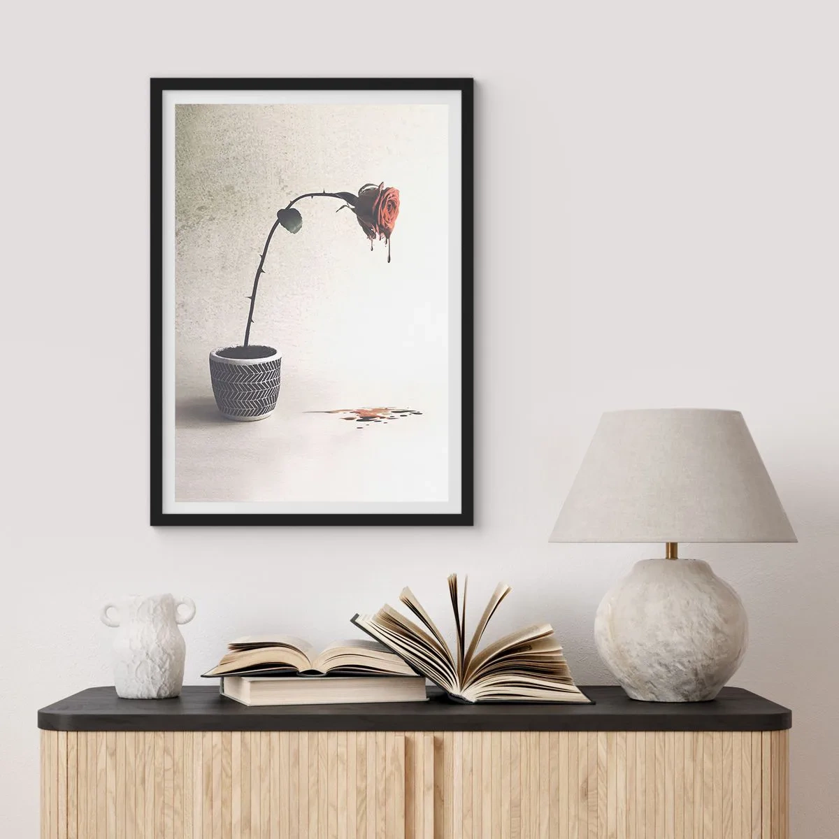 Poster în ramă neagră - Un trandafir în ghiveci cu un efect artistic curgător - 50x70cm - Rosa dolorosa - Decorațiune modernă pentru perete pentru living și dormitor ARTTOR