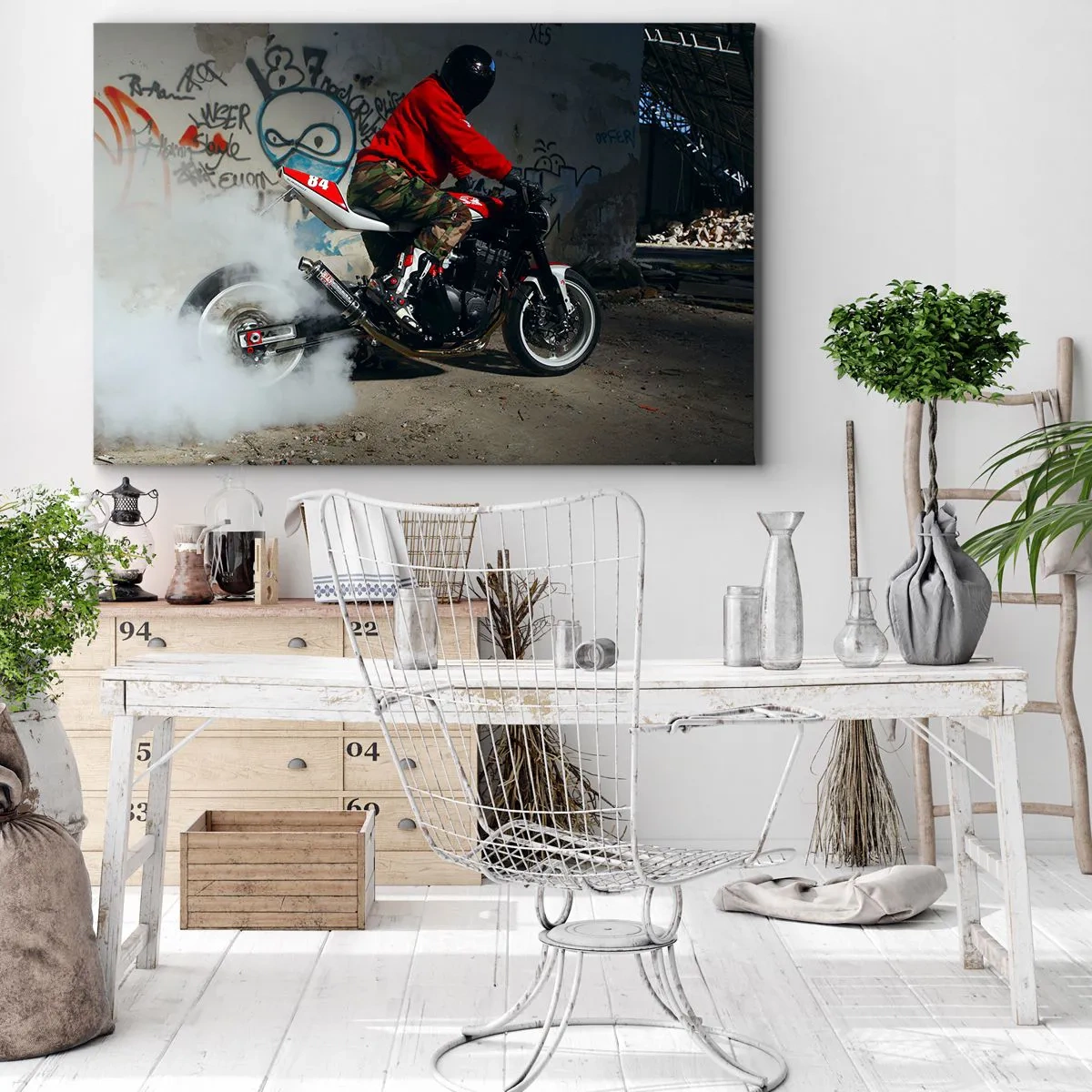 Tablou pe pânză Canvas - Un motociclist execută un drift spectaculos într-o clădire abandonată acoperită de graffiti. - 70x50cm - Gonește după mine! - Decorațiune modernă pentru perete pentru living și dormitor ARTTOR