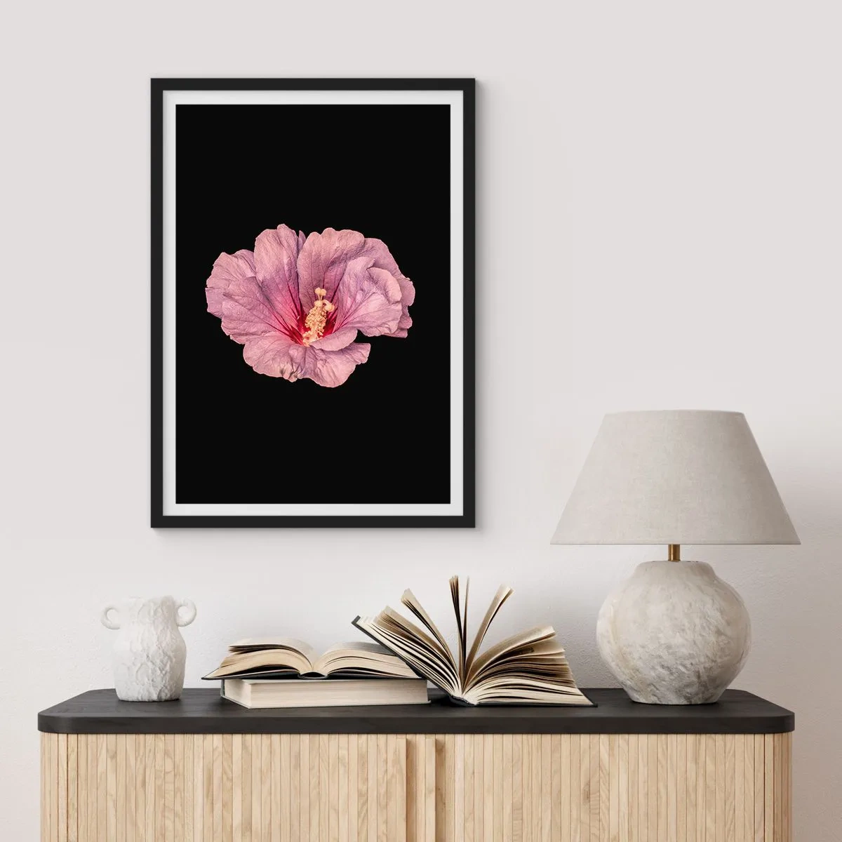 Poster în ramă neagră - delicată floare de hibiscus roz pe fundal negru - 50x70cm - Direct la inimă - Decorațiune modernă pentru perete pentru living și dormitor ARTTOR