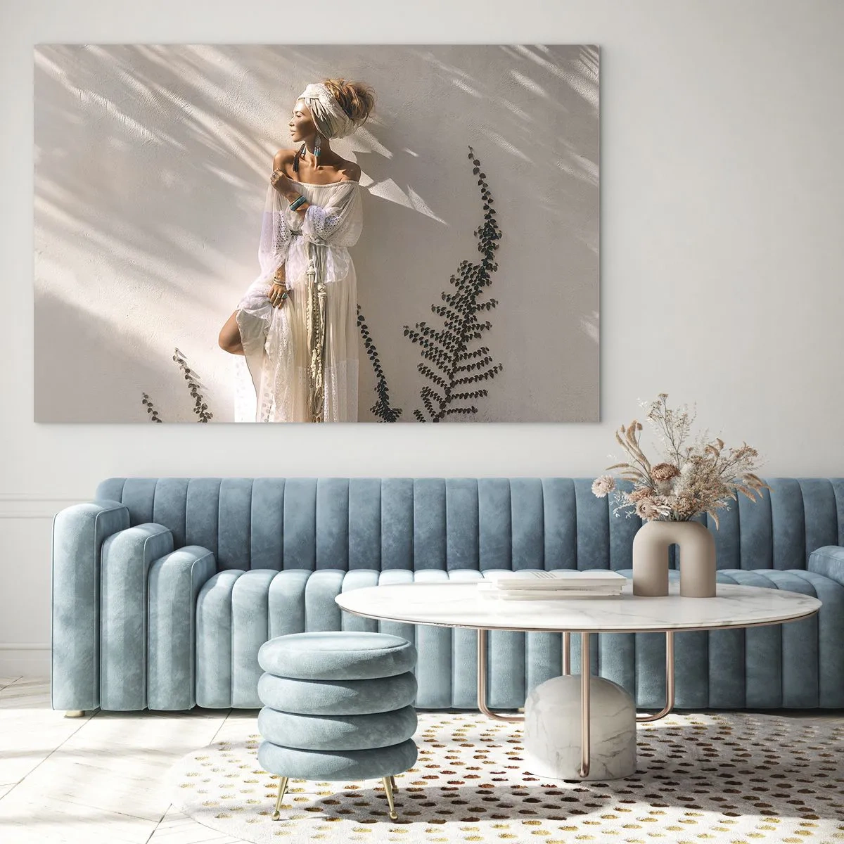 Tablou pe sticlă - O femeie în stil boho pe fundalul unui perete luminos și al umbrelor plantelor - 70x50cm - Soarele și fata - Decorațiune modernă pentru perete pentru living și dormitor ARTTOR
