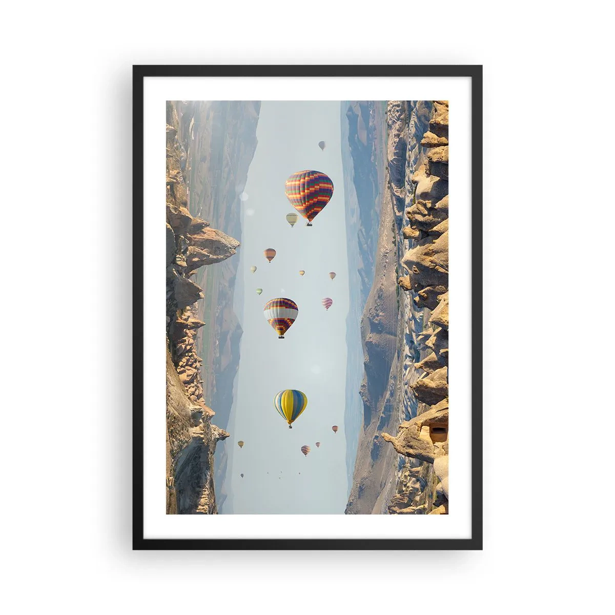 Poster în ramă neagră - Baloane cu aer cald plutind peste teren stâncos - 50x70cm - Orice este posibil aici - Decorațiune modernă pentru perete pentru living și dormitor ARTTOR