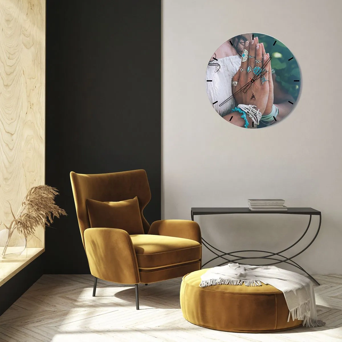 Ceas de perete - Ceas pe sticlă - Mâini cu bijuterii boho pe un fundal natural - 30x30cm - Bine ați venit în centrul ființei - Decorațiune modernă pentru perete pentru living, bucătărie și dormitor ARTTOR