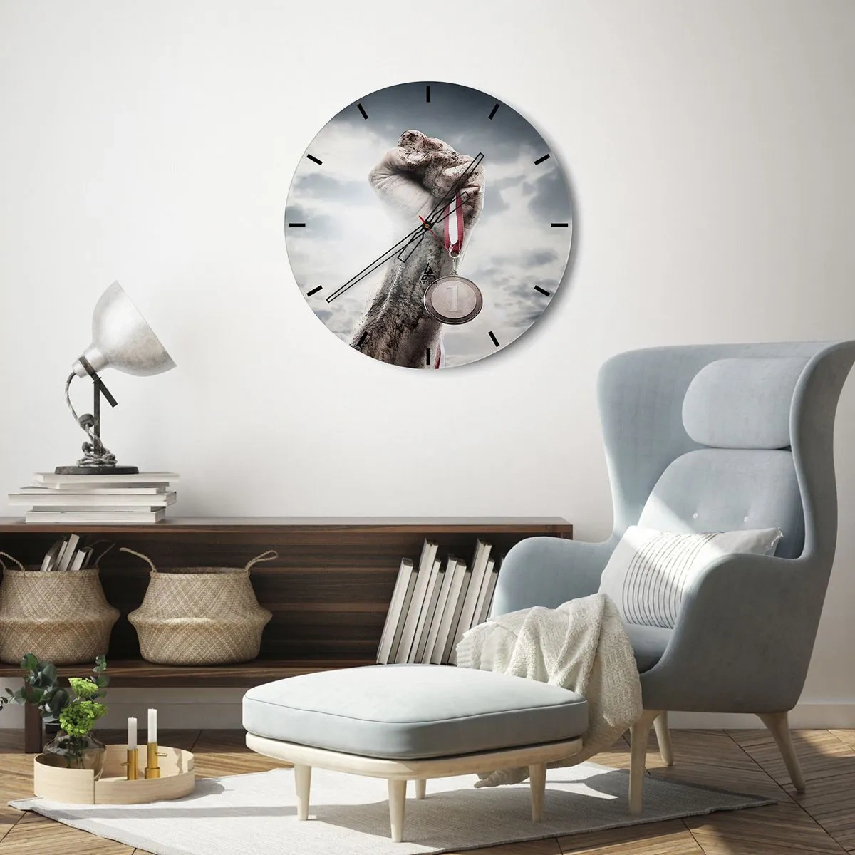 Ceas de perete - Ceas pe sticlă - Mână cu o medalie pe cer - 30x30cm - Per aspera ad astra - Decorațiune modernă pentru perete pentru living, bucătărie și dormitor ARTTOR