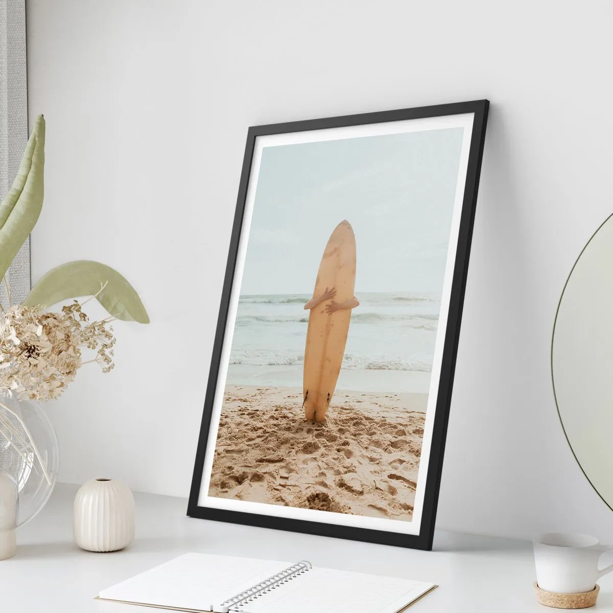 Poster în ramă neagră - persoană ținând o placă de surf pe o plajă, cu vedere la mare. - 50x70cm - Din dragoste pentru valuri - Decorațiune modernă pentru perete pentru living și dormitor ARTTOR