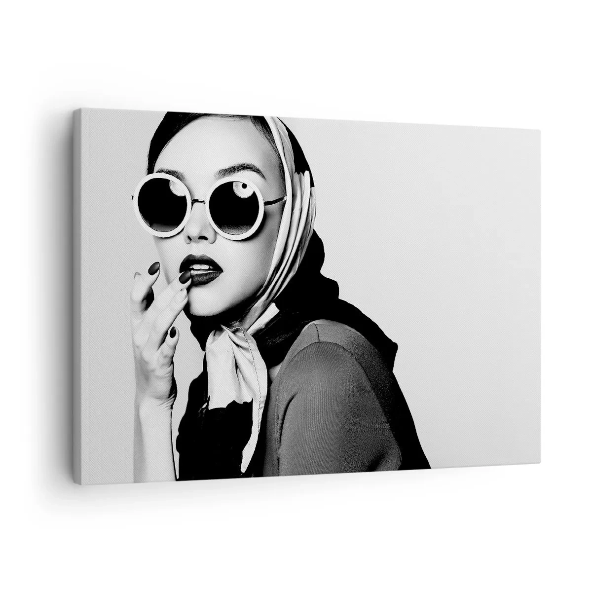 Tablou pe pânză Canvas - Portret alb-negru al unei femei purtând ochelari și o eșarfă pe cap - 70x50cm - Salutări din anii `60. - Decorațiune modernă pentru perete pentru living și dormitor ARTTOR