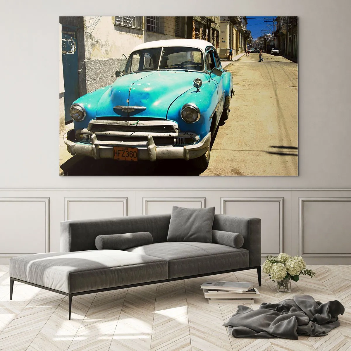 Tablou pe sticlă - Mașină albastră de epocă pe stradă la soare - 70x50cm - Eviva Cuba! - Decorațiune modernă pentru perete pentru living și dormitor ARTTOR