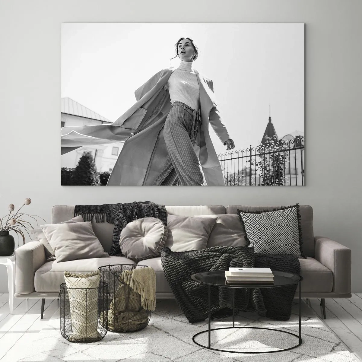 Tablou pe sticlă - O femeie elegantă în mișcare pe fundalul arhitecturii urbane - 70x50cm - Vii cu mine? - Decorațiune modernă pentru perete pentru living și dormitor ARTTOR