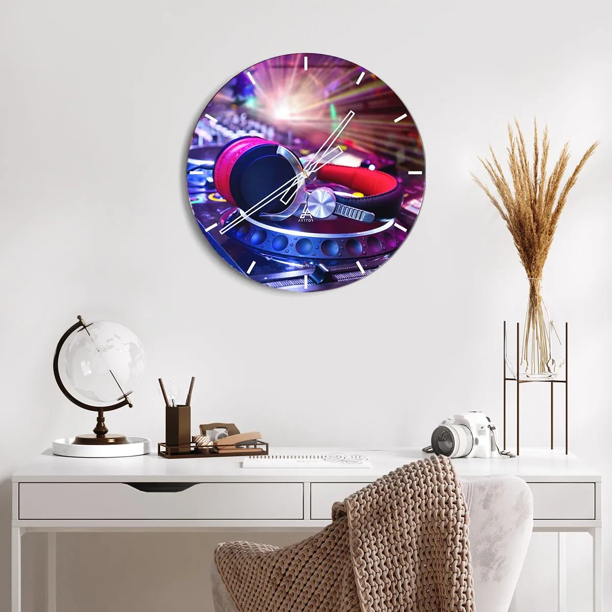 Ceas de perete - Ceas pe sticlă - Căști DJ și consolă în lumina reflectoarelor colorate - 30x30cm - Imediat începe distracția - Decorațiune modernă pentru perete pentru living, bucătărie și dormitor ARTTOR