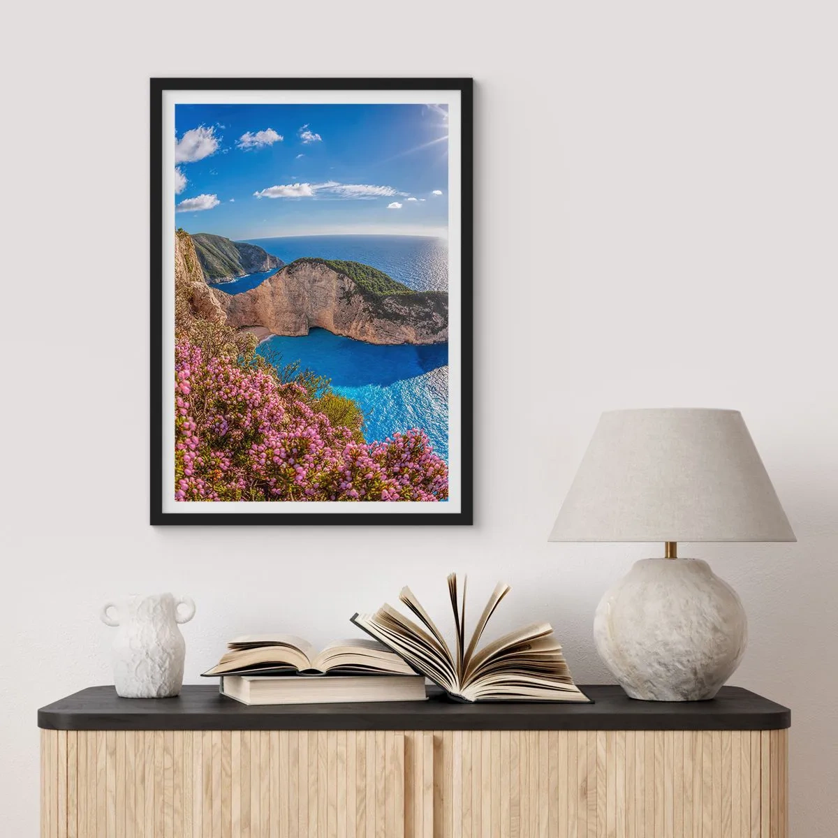 Poster în ramă neagră - Golful Navagio de pe insula Zakynthos cu stânci și mare - 50x70cm - Marea mea vacanță grecească - Decorațiune modernă pentru perete pentru living și dormitor ARTTOR