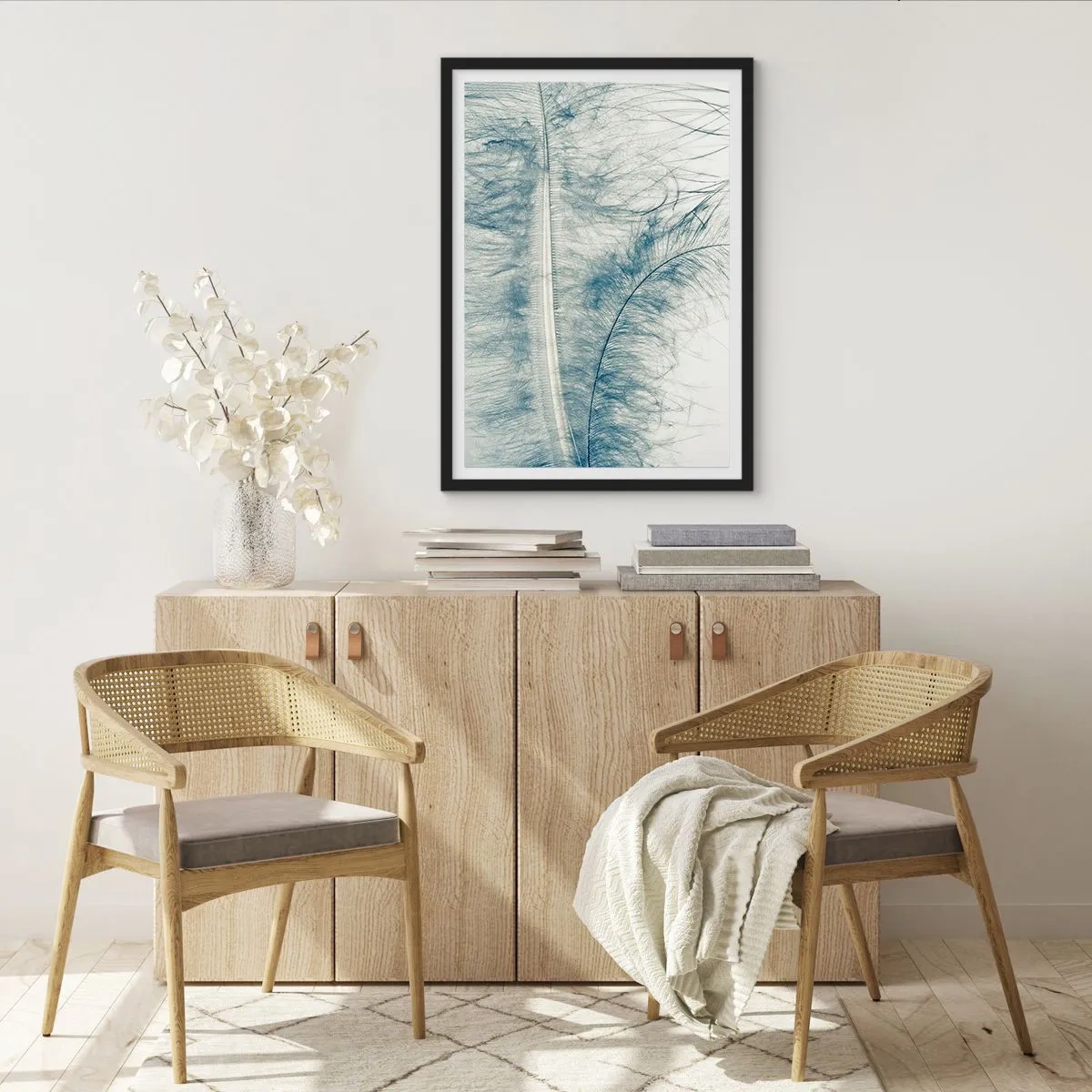 Poster în ramă neagră - O pană delicată în nuanțe subtile de albastru - 50x70cm - Șoapta naturii - Decorațiune modernă pentru perete pentru living și dormitor ARTTOR