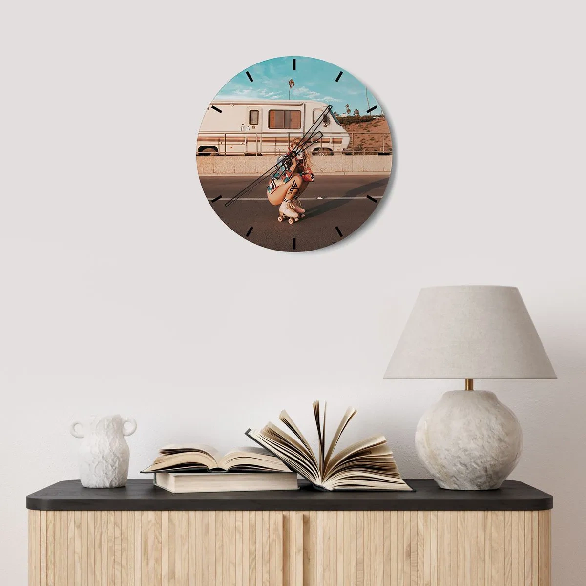 Ceas de perete - Ceas pe sticlă - O fată patinând cu role în fața unei rulote într-o zi însorită - 30x30cm - Zâmbiți, vă rog! - Decorațiune modernă pentru perete pentru living, bucătărie și dormitor ARTTOR