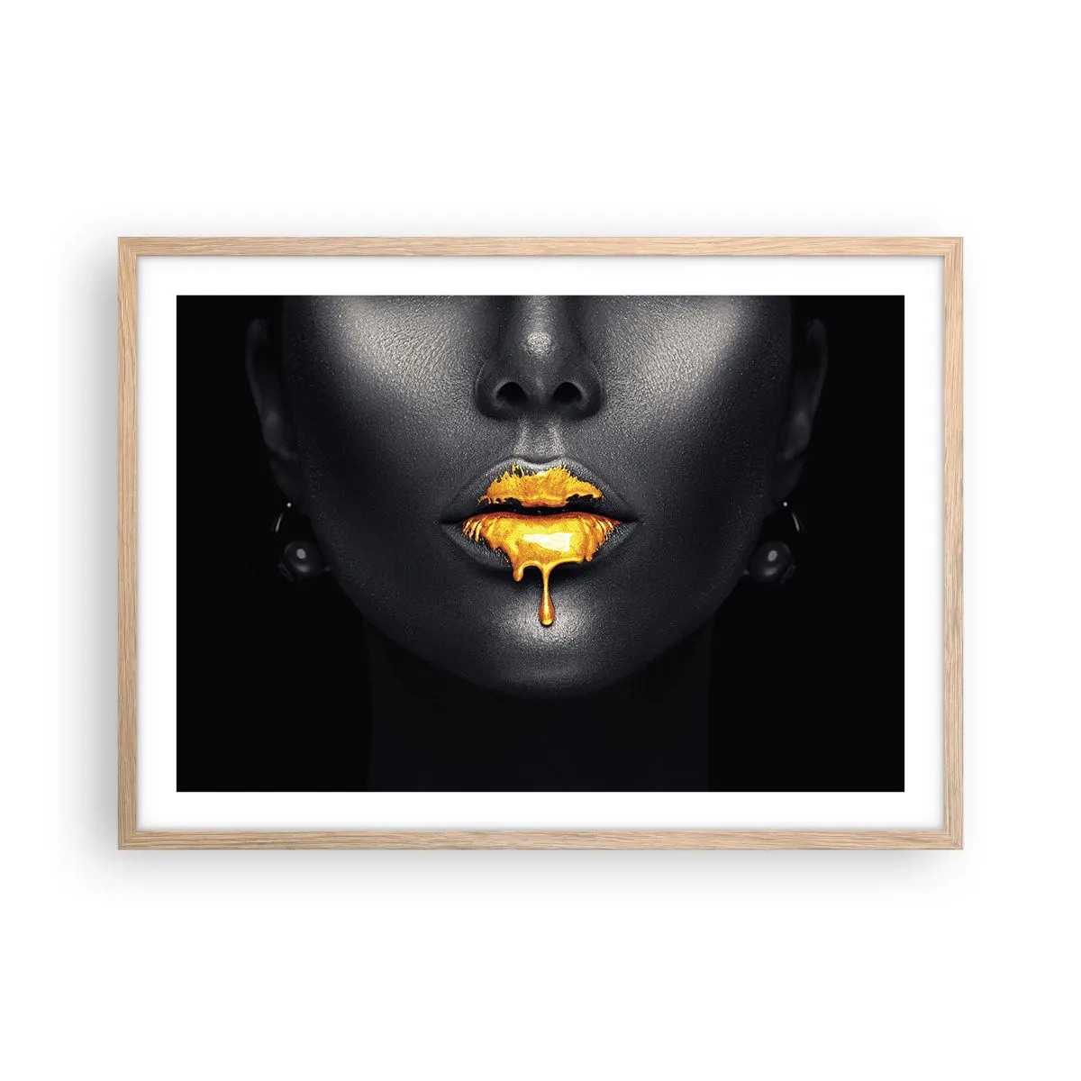 Poster în ramă de stejar deschis - Buzele de aur - 70x50 cm