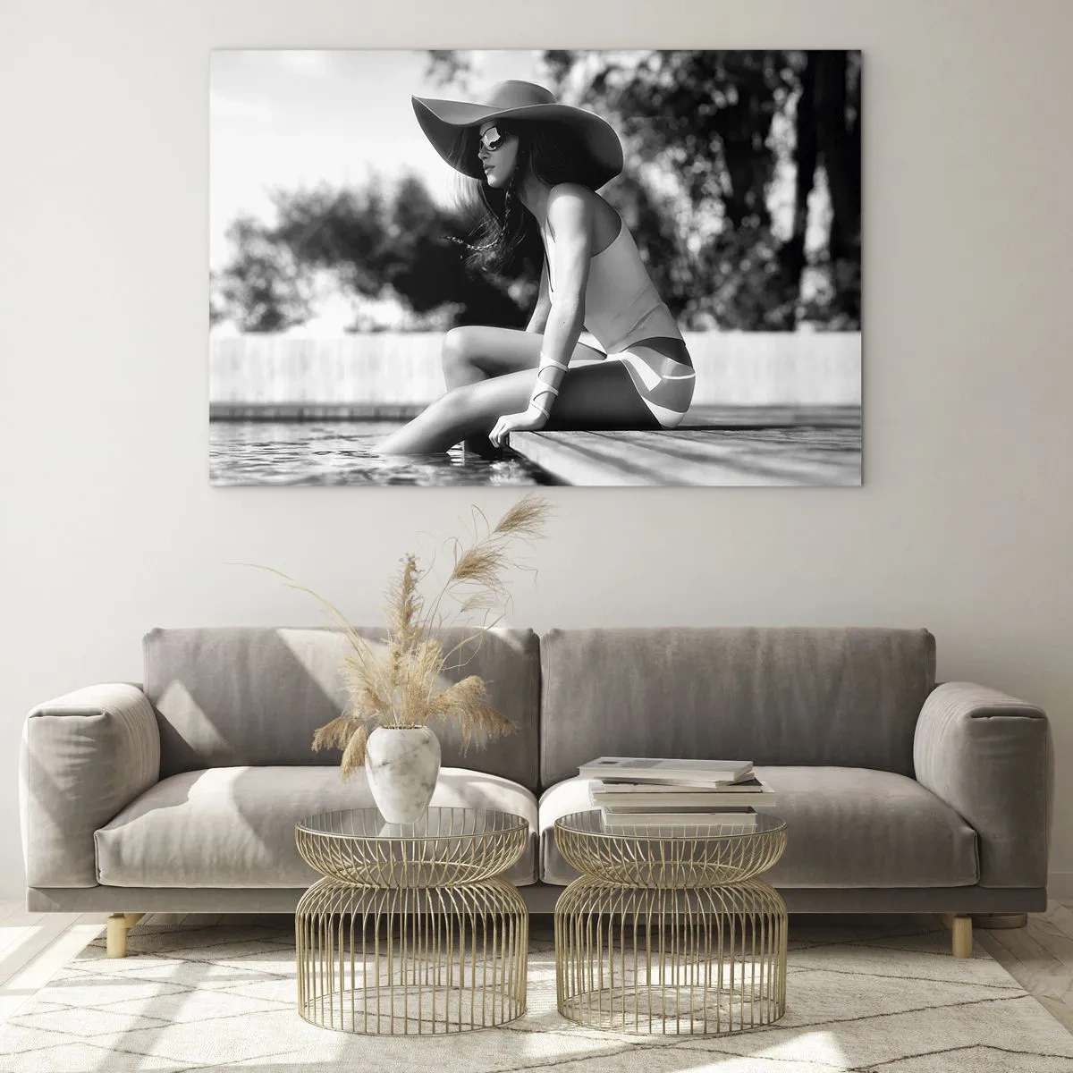Tablou pe sticlă - Femeie purtând o pălărie stând lângă piscină în alb și negru - 70x50cm - Vis de vară - Decorațiune modernă pentru perete pentru living și dormitor ARTTOR