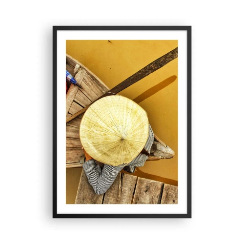 Poster în ramă neagră - O pălărie tradițională pe fundalul unei bărci de lemn și al apei. - 50x70cm - Viața pe râul galben - Decorațiune modernă pentru perete pentru living și dormitor ARTTOR
