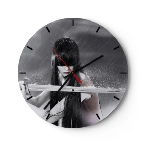 Ceas de perete - Ceas pe sticlă - Femeie cu o sabie în ploaie, cu un fundal dramatic - 30x30cm - Frumoasă și periculoasă - Decorațiune modernă pentru perete pentru living, bucătărie și dormitor ARTTOR