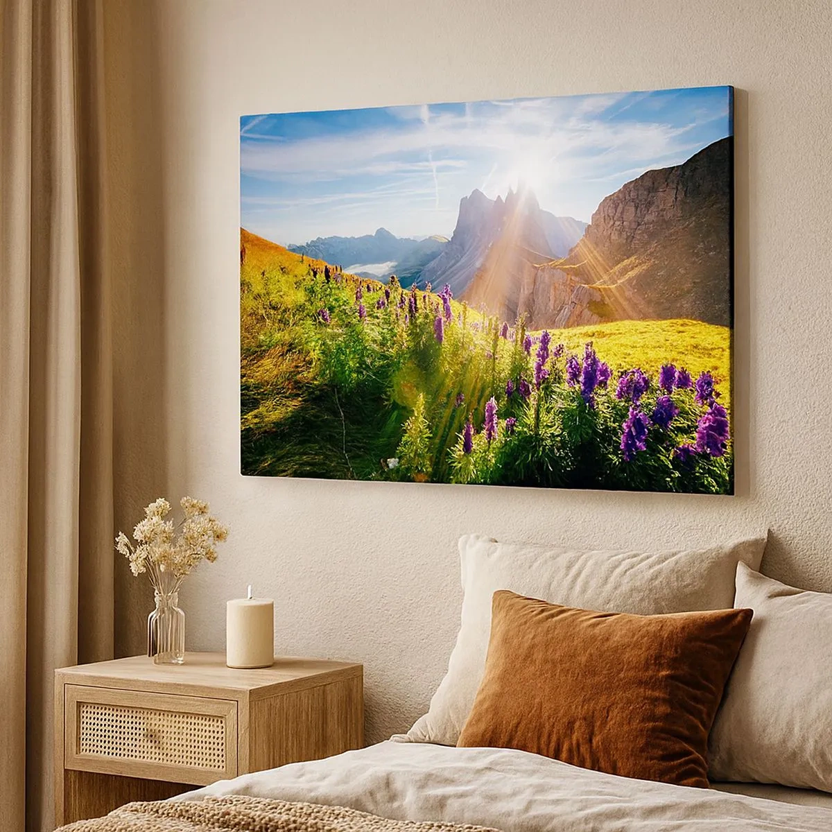 Tablou pe pânză Canvas - Peisaj montan cu flori în lumina soarelui care răsare - 70x50cm - Viața secretă a ierburilor - Decorațiune modernă pentru perete pentru living și dormitor ARTTOR