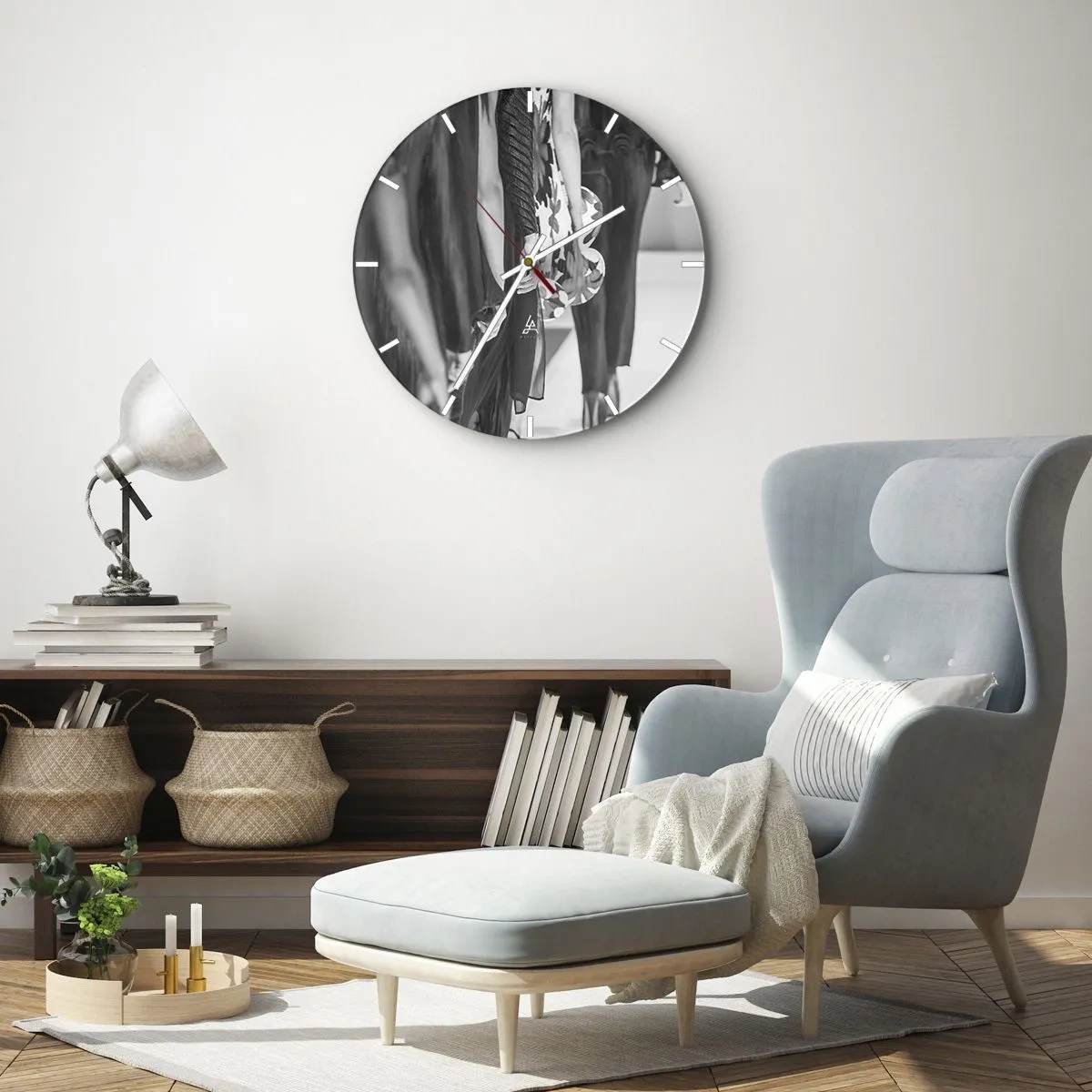 Ceas de perete - Ceas pe sticlă - Siluete alb-negru ale unor modele în ținute elegante - 30x30cm - Paradă elegantă - Decorațiune modernă pentru perete pentru living, bucătărie și dormitor ARTTOR