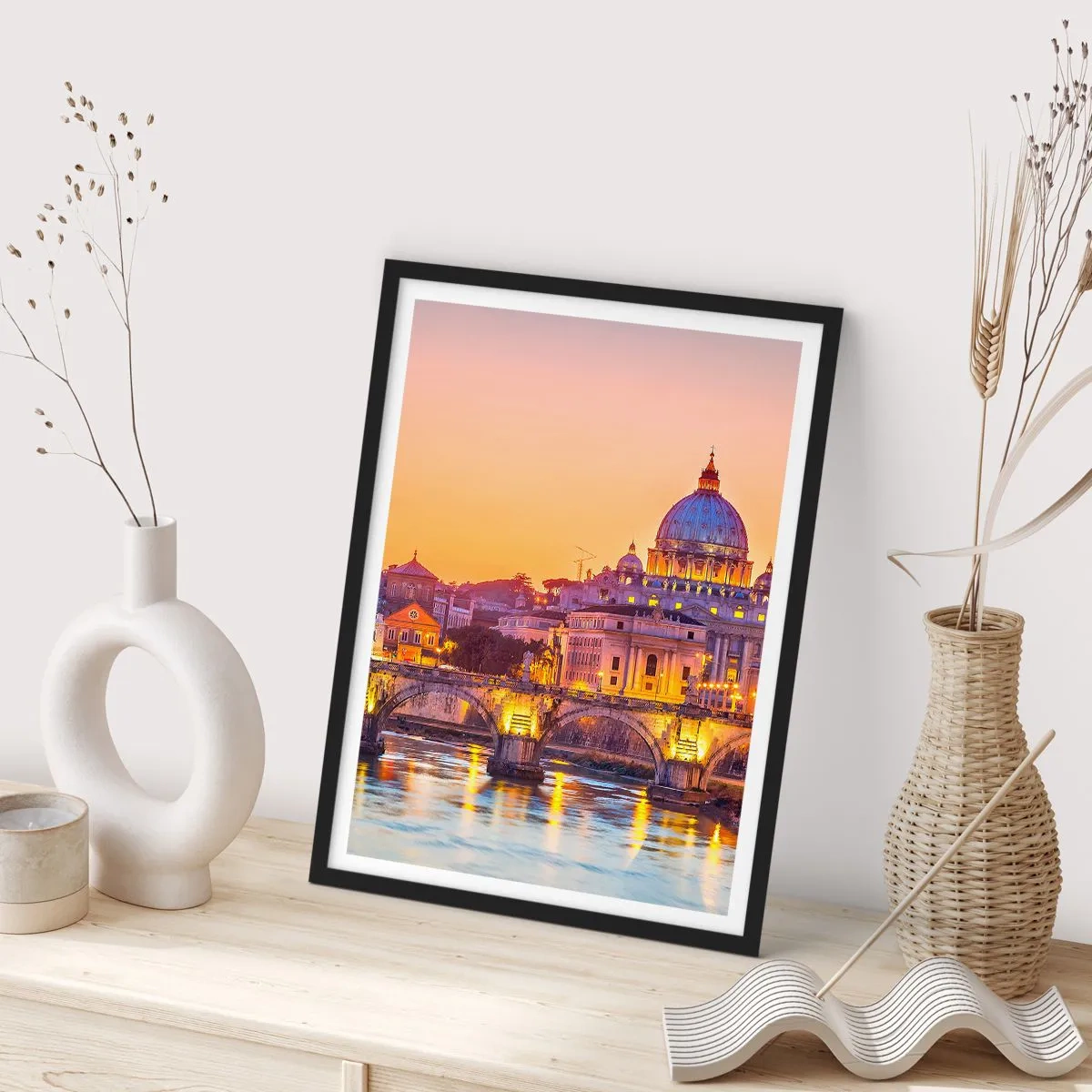 Poster în ramă neagră - Apus de soare peste pod și bazilică cu lumini în Roma - 50x70cm - Amurg deasupra Orașului Etern - Decorațiune modernă pentru perete pentru living și dormitor ARTTOR