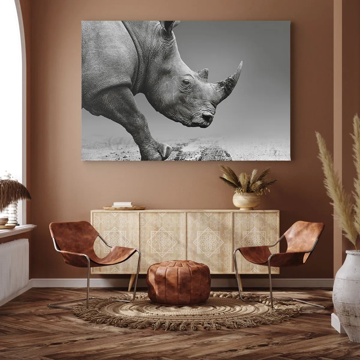 Tablou pe pânză Canvas - Portretul unui rinocer pe fundalul unui deșert gri - 70x50cm - O forță de neoprit - Decorațiune modernă pentru perete pentru living și dormitor ARTTOR
