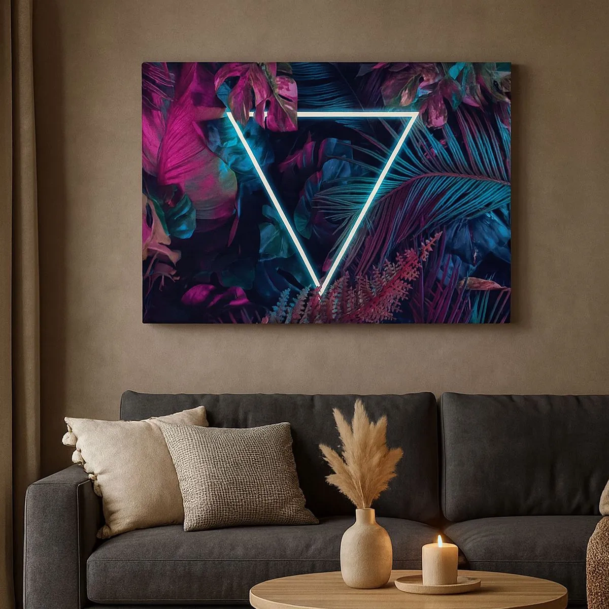 Tablou pe pânză Canvas - Un triunghi neon înconjurat de frunze tropicale în culori închise. - 70x50cm - Grădină în stil disco - Decorațiune modernă pentru perete pentru living și dormitor ARTTOR