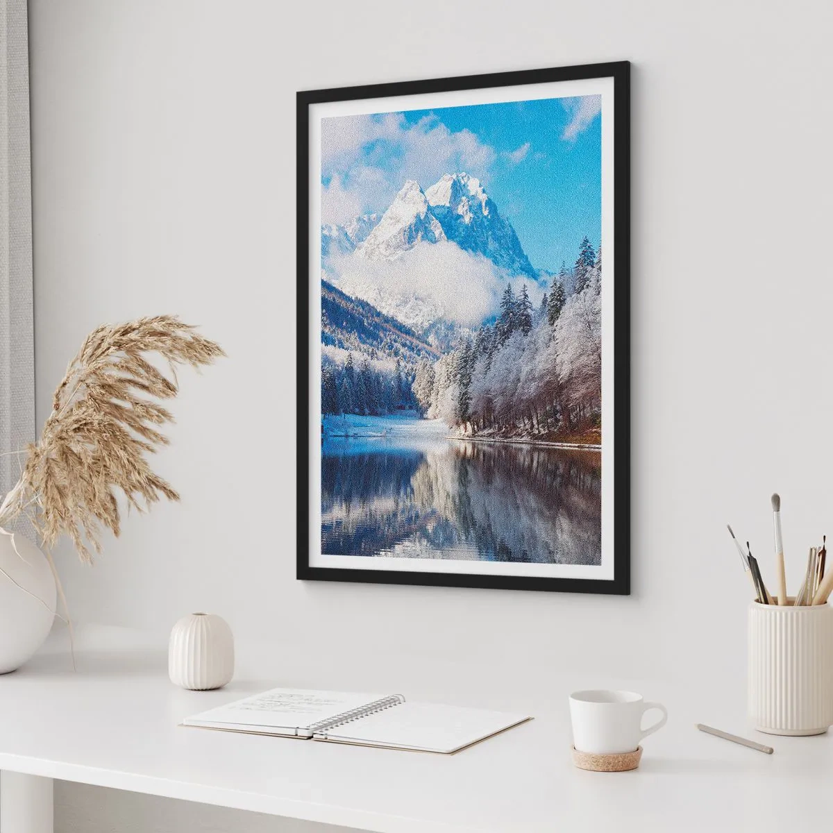 Poster în ramă neagră - Munți acoperiți de zăpadă reflectați într-un lac iarna - 50x70cm - Veghe de zăpadă - Decorațiune modernă pentru perete pentru living și dormitor ARTTOR