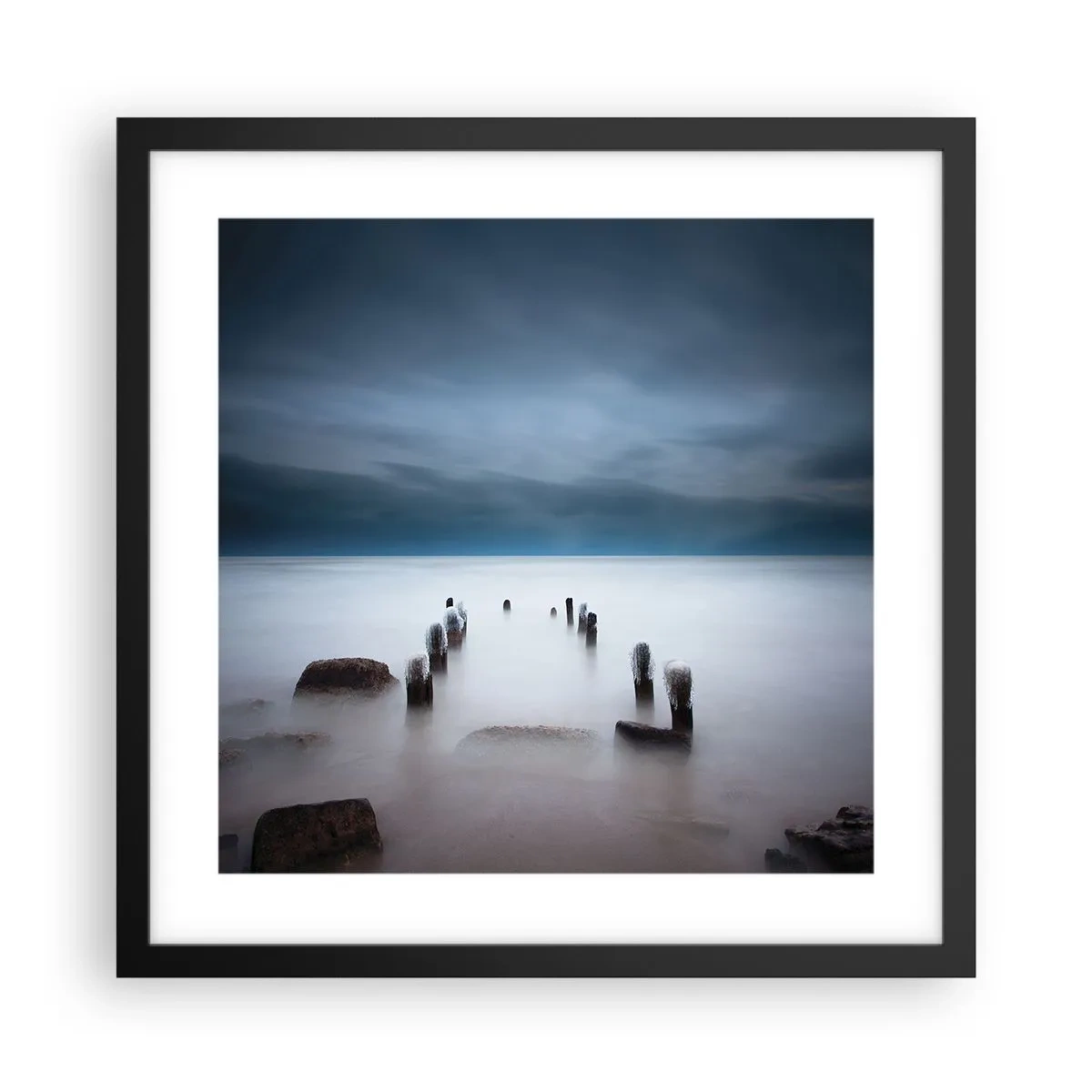 Poster în ramă neagră - Un lac în ceața calmă - 40x40 cm