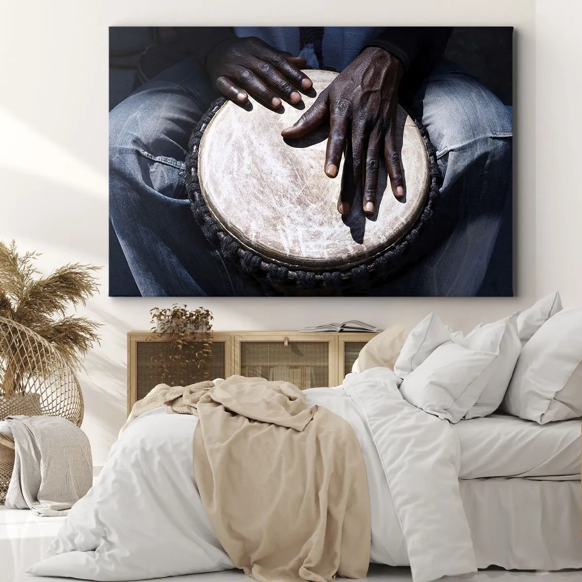 Tablou pe pânză Canvas - Mâini cântând la o tobă djembe într-o compoziție dinamică - 70x50cm - Trăiește în ritmul tău - Decorațiune modernă pentru perete pentru living și dormitor ARTTOR