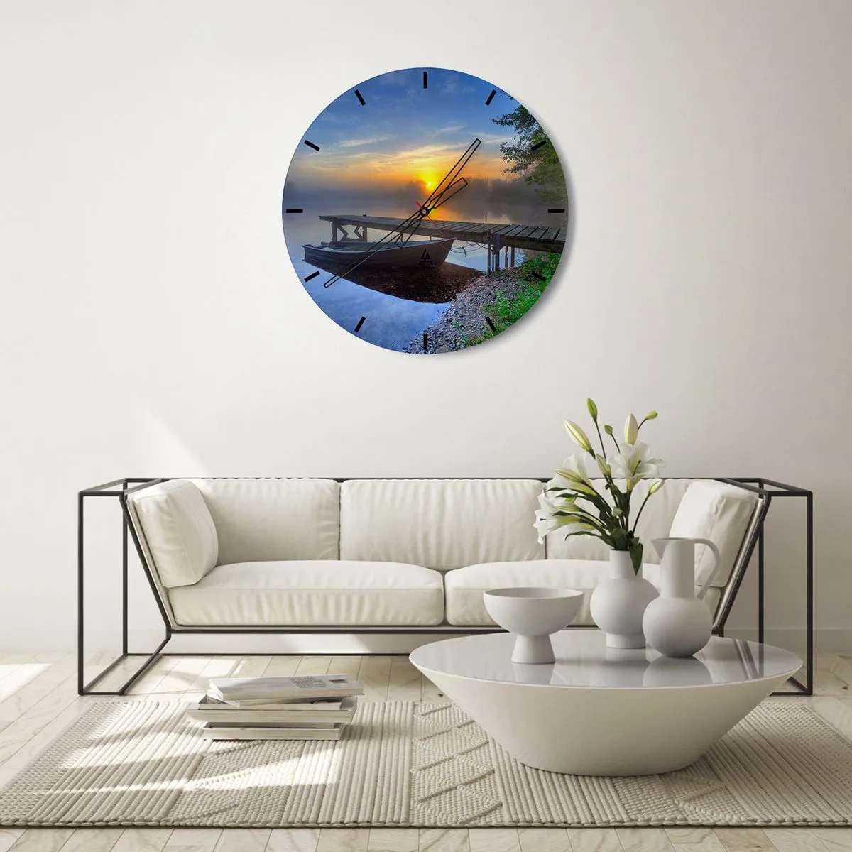 Ceas de perete - Ceas pe sticlă - O barcă la dig în timpul răsăritului de soare peste lac - 30x30cm - Cum se transformă obișnuitul în magic - Decorațiune modernă pentru perete pentru living, bucătărie și dormitor ARTTOR