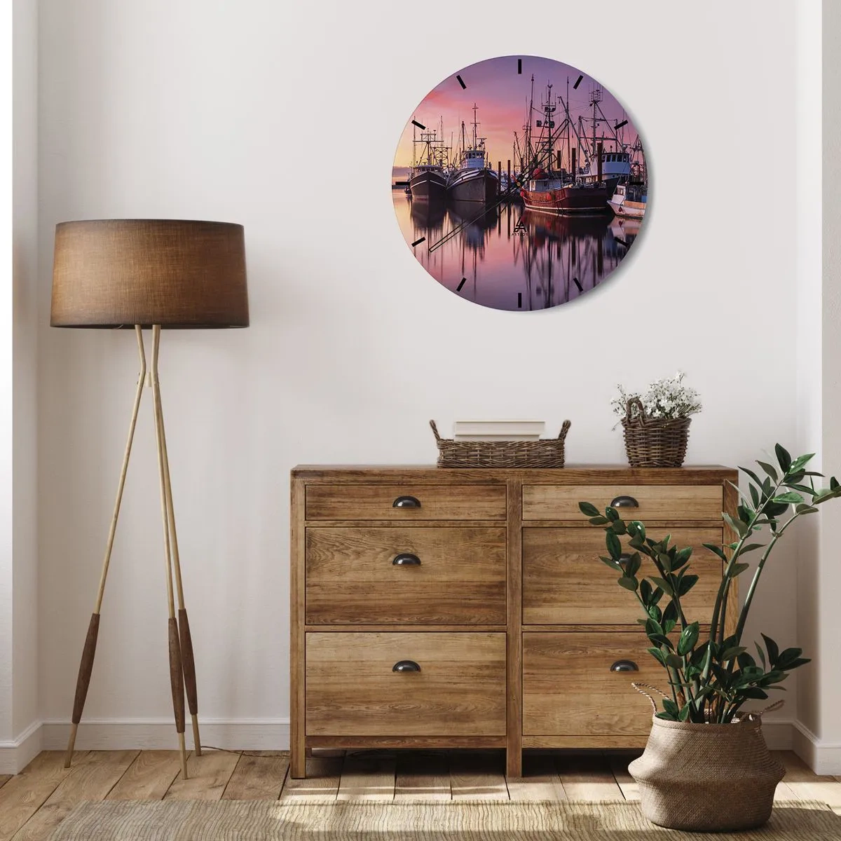 Ceas de perete - Ceas pe sticlă - Bărci de pescuit ancorate în port la apus - 30x30cm - Înainte de o zi plină - Decorațiune modernă pentru perete pentru living, bucătărie și dormitor ARTTOR