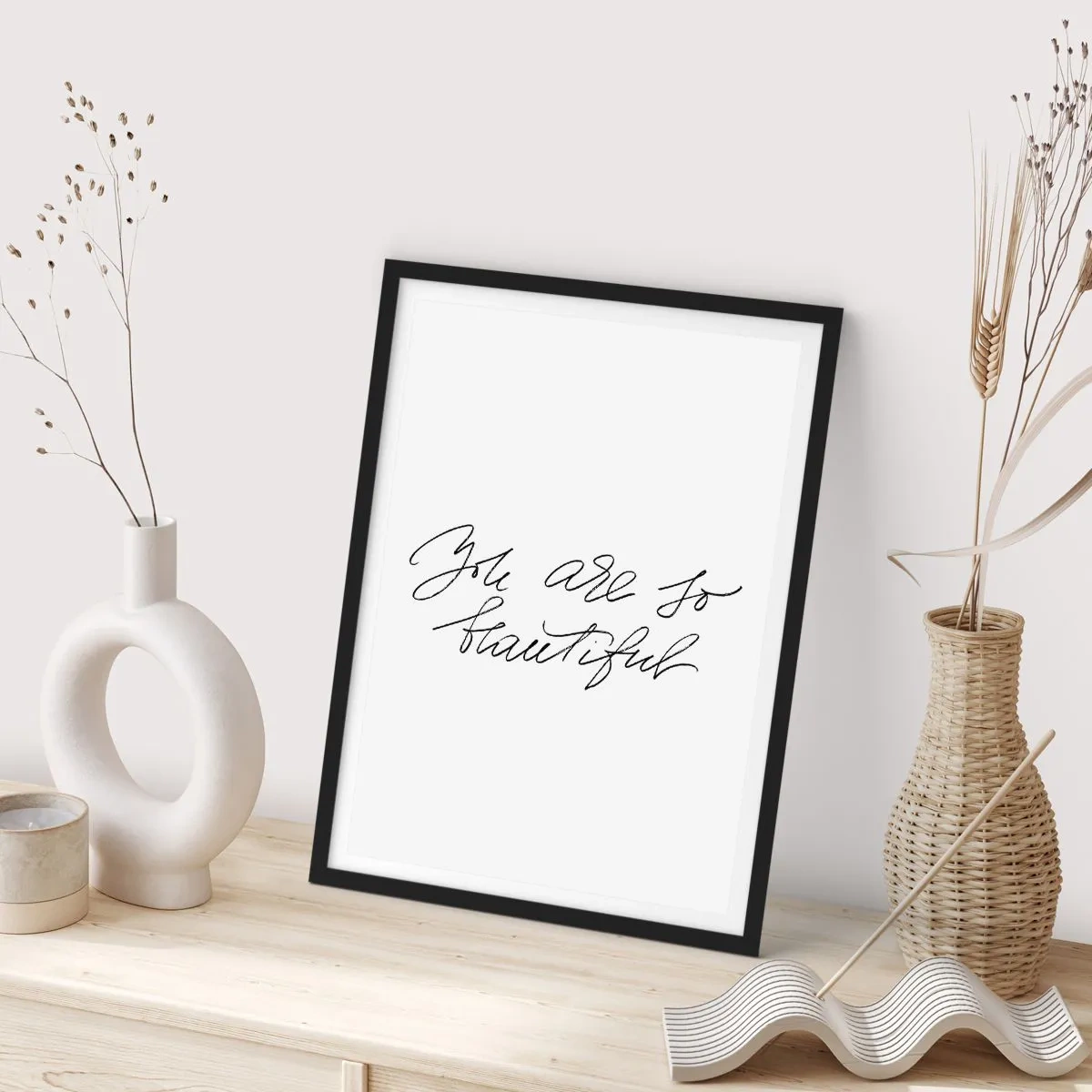 Poster în ramă neagră - Inscripție neagră „Ești atât de frumoasă” pe fundal alb - 50x70cm - Serios, crede-mă... - Decorațiune modernă pentru perete pentru living și dormitor ARTTOR