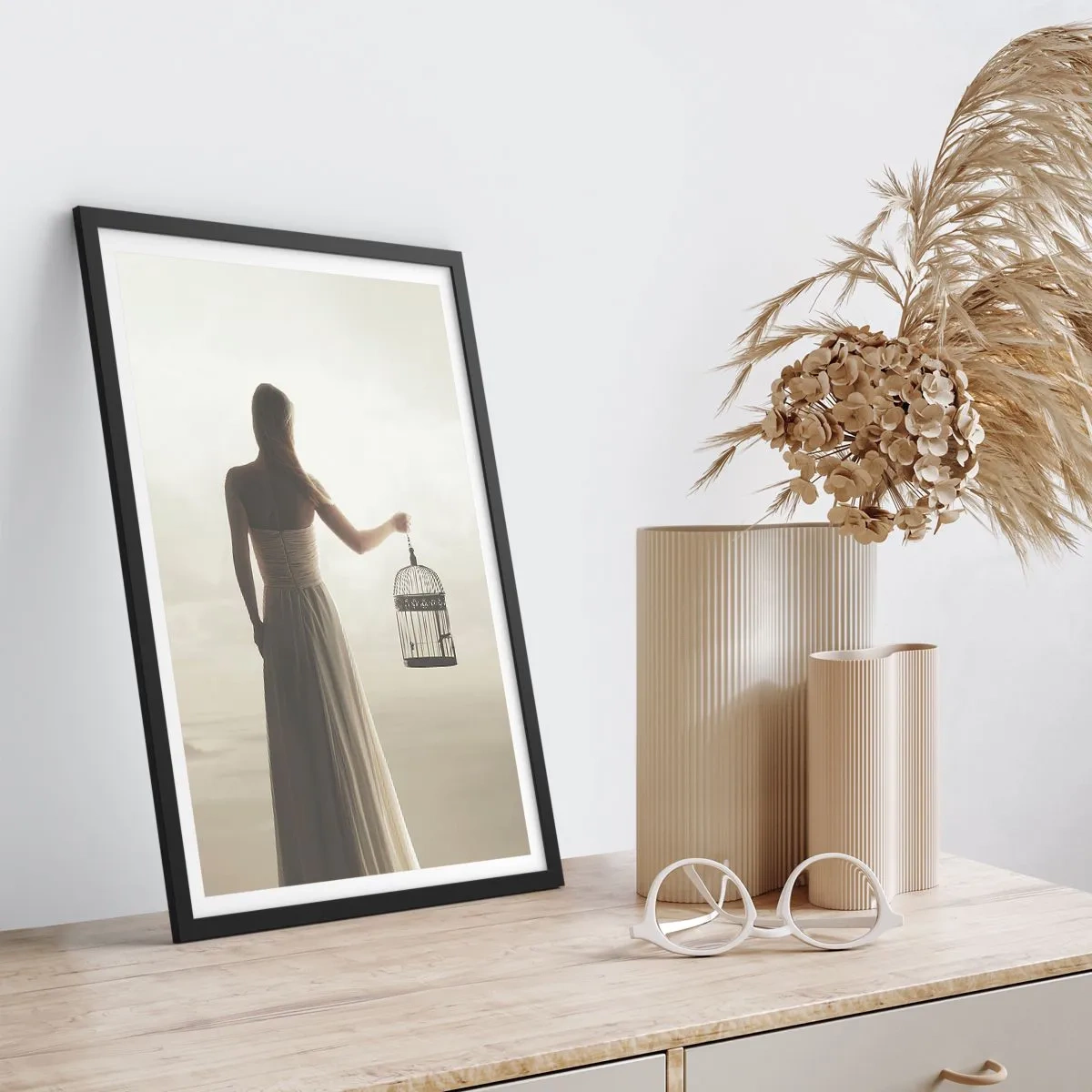 Poster în ramă neagră - femeie cu o cușcă pe fundalul unui peisaj cețos - 50x70cm - Fii liberă - Decorațiune modernă pentru perete pentru living și dormitor ARTTOR